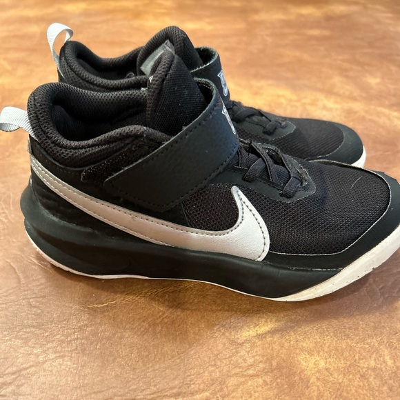 Boys Nike running shoes - Picture 1 of 3